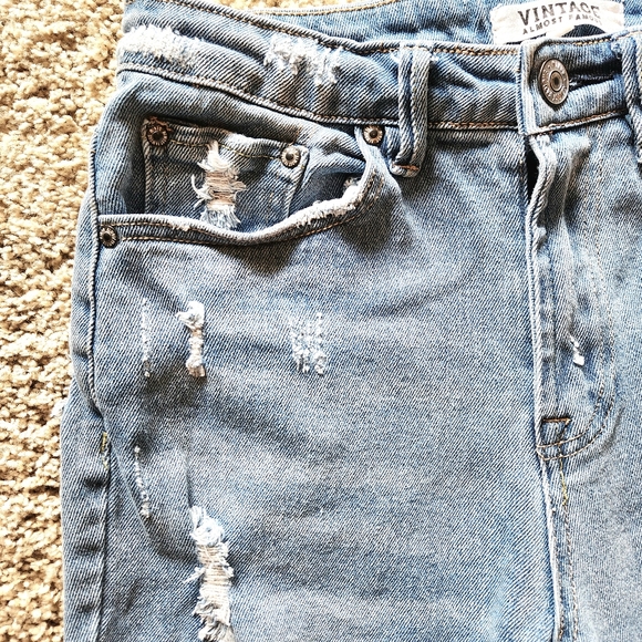 Almost Famous Vintage Distressed Mom Jeans Size 1 Light Wash - Picture 10 of 11